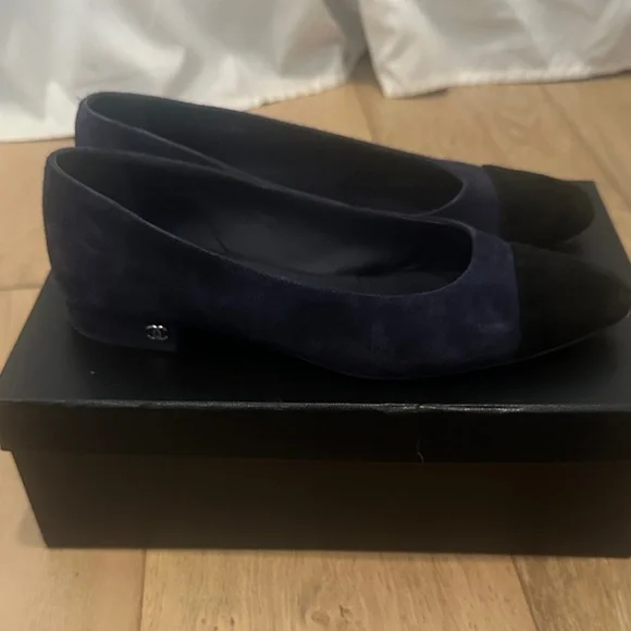 CHANEL Women's Black and Dark Blue Flats - Picture 3 of 5